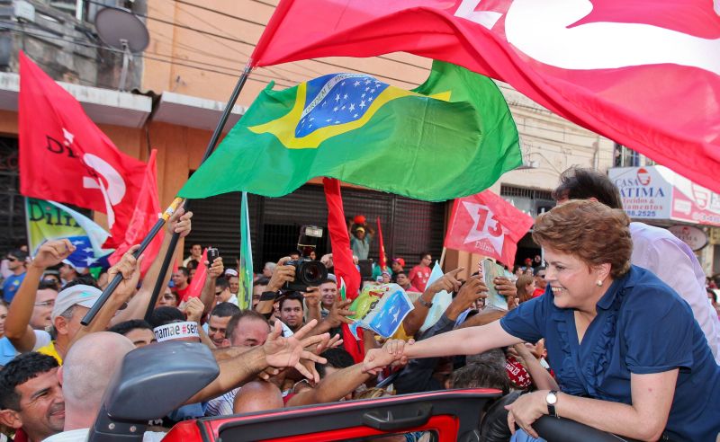 Campanha no Nordeste: Dilma Rousseff passou ontem por Ceará, Pernambuco e Bahia, enquanto Lula fazia comício em Curitiba | Reuters / HO