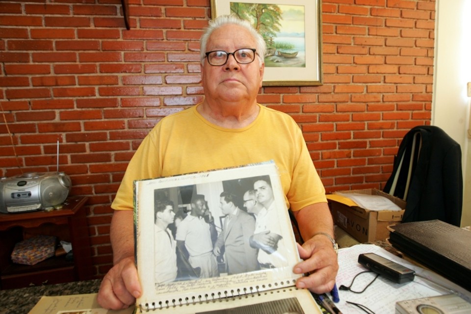 ... Hoje aposentado, Brito guarda com carinho a recordação do encontro com o Rei do Futebol, ocorrido em 1961, quando o camisa 10 despontava | Gilberto Abelha/Jornal de Londrina