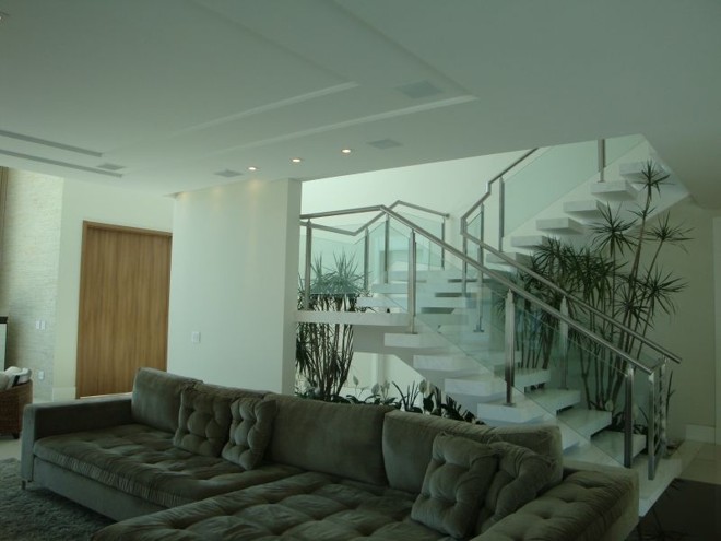 Elaine Zanon destaca a arquitetura contemporânea com o uso do vidro e do aço | 