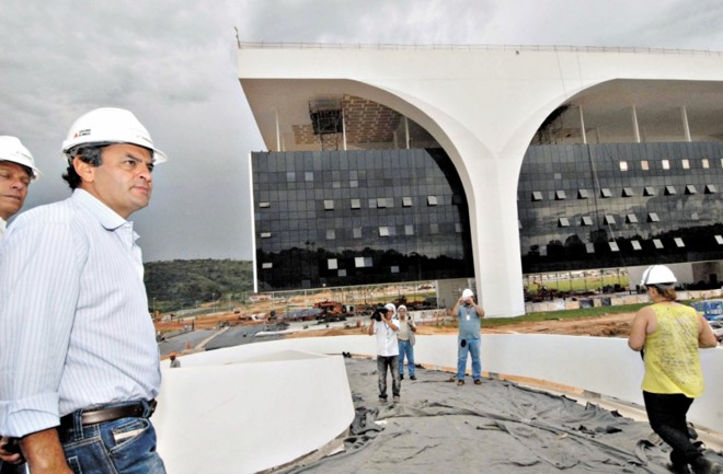 O ex-governador mineiro Aécio Neves, em março deste ano, durante visita à Cidade Administrativa de Belo Horizonte, obra orçada em R$ 1,4 bilhão: mais dinheiro para investimentos depois de reforma na gestão pública | 