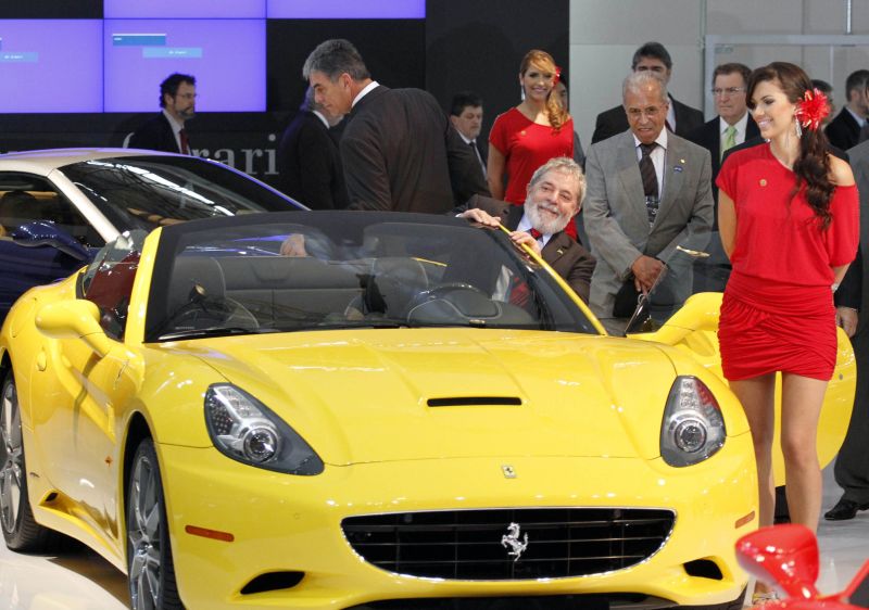Lula, entrando em uma Ferrari, no Salão do Automóvel de São Paulo: Só tenho como comprar uma esteira | Nacho Doce / Reuters
