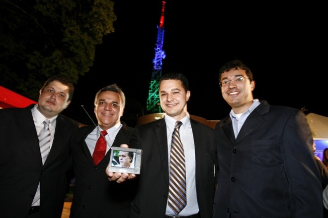 Os executivos André Pereira (à esq.), gerente regional da Central Globo de Afiliadas; Ribamar Rodrigues, gerente geral da RPC TV em Maringá, Luiz Vieira (com o aparelho na mão), diretor geral da RPC TV; e Wilson de Souza, engenheiro de projetos da TV Globo, comandaram o lançamento da TV Digital em Maringá, nesta terça-feira | 
