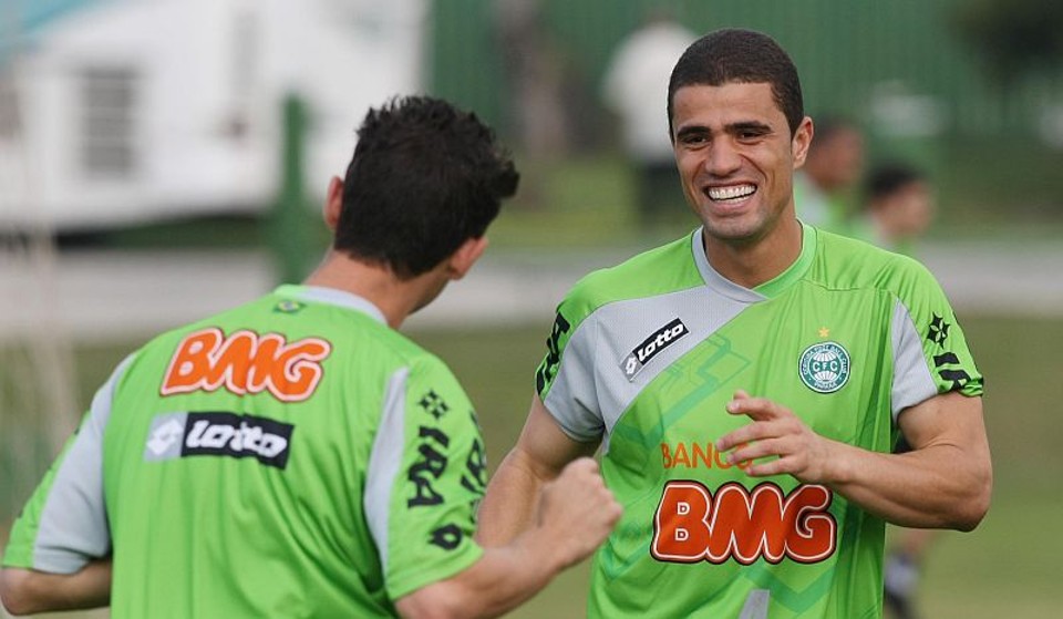 Leonardo espera jogo complicado em Bragança Leonardo afirma estar retomando carreira no Coritiba | Albari Rosa / Agência de Notícias Gazeta do Povo