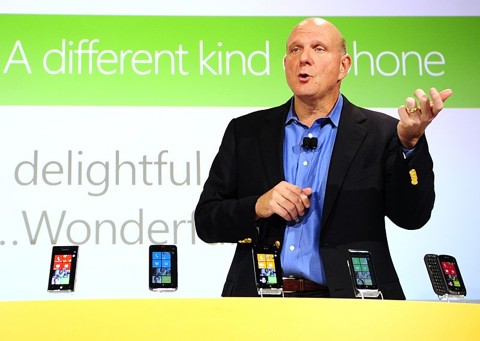 A nova cara do Windows de mão: mais pop, mais bonito e competitivo Steve Ballmer, no lançamento dos aparelhos que chegam às lojas europeias na quinta-feira: quatro fabricantes aderiram | Emmanuel Dunand/AFP