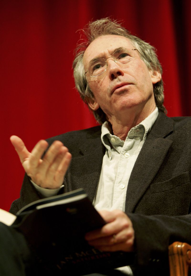 O escritor britânico Ian McEwan lê para uma plateia em Berlim, Alemanha: pano de fundo de novo livro é o aquecimento global | Andreas Rentz/ Getty Images