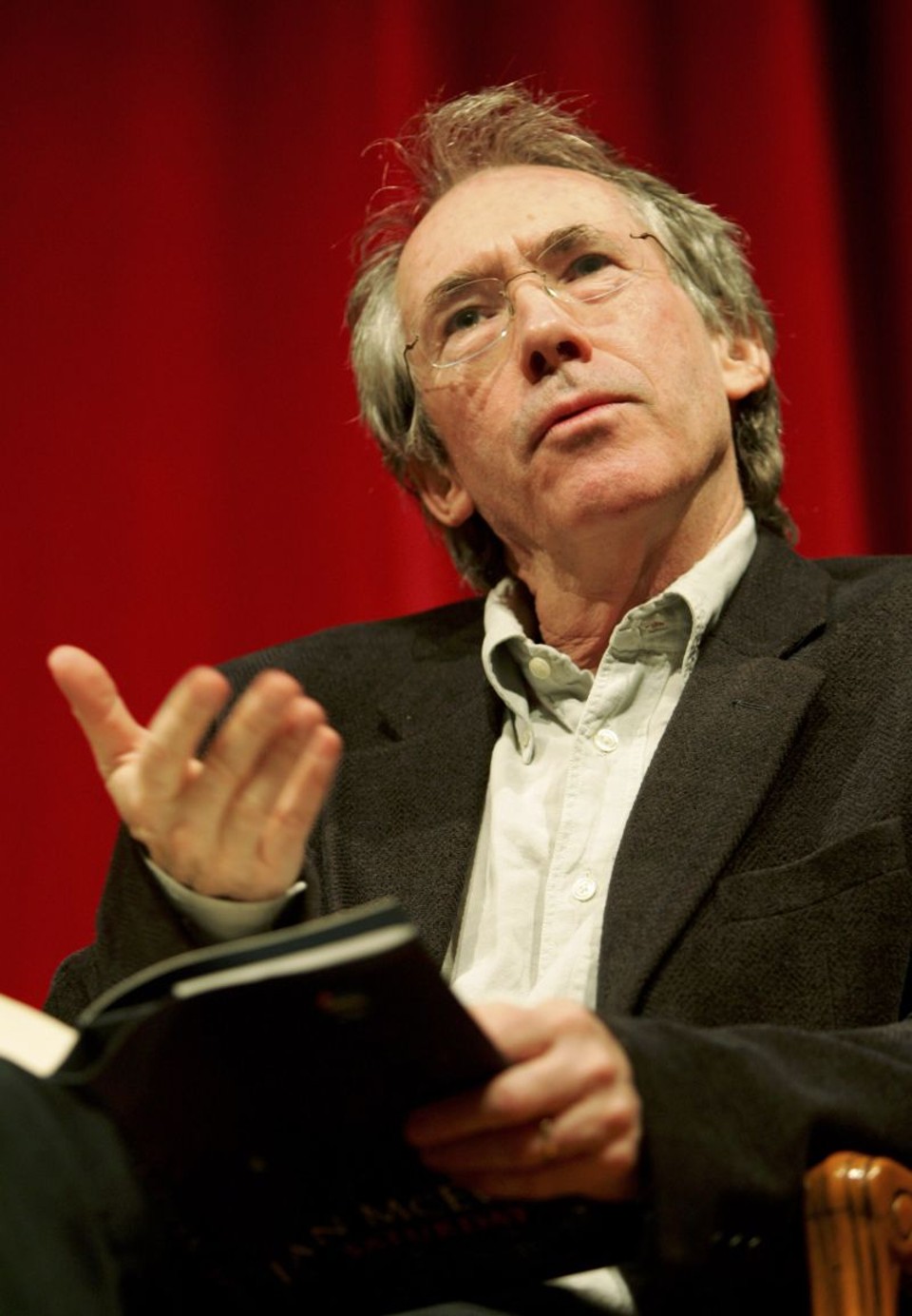 Odeio muito tudo isso O escritor britânico Ian McEwan lê para uma plateia em Berlim, Alemanha: pano de fundo de novo livro é o aquecimento global | Andreas Rentz/ Getty Images