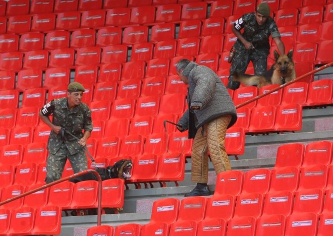 Os trabalhos de treinamento policial na Arena da Baixada envolveram inclusive cães no meio das arquibancadas |