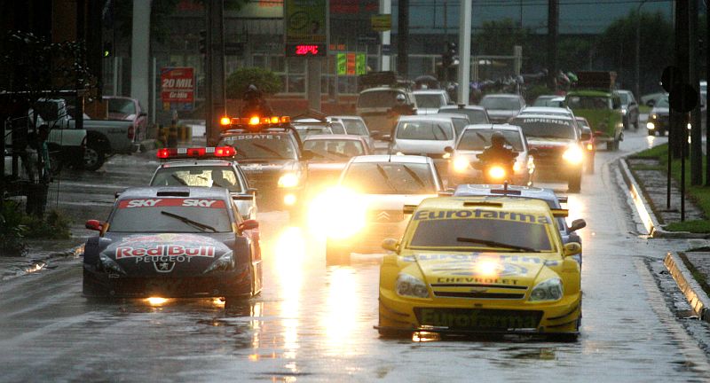 Na quinta-feira, os carros da Stock Car se misturaram ao trânsito normal e participaram de carreata por Londrina | Roberto Custódio / Jornal de Londrina