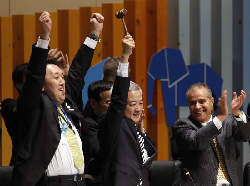 O ministro do Meio Ambiente, Ryu Matsumoto, teve de conter as lágrimas ao bater o martelo | Yuriko Nakao / Reuters