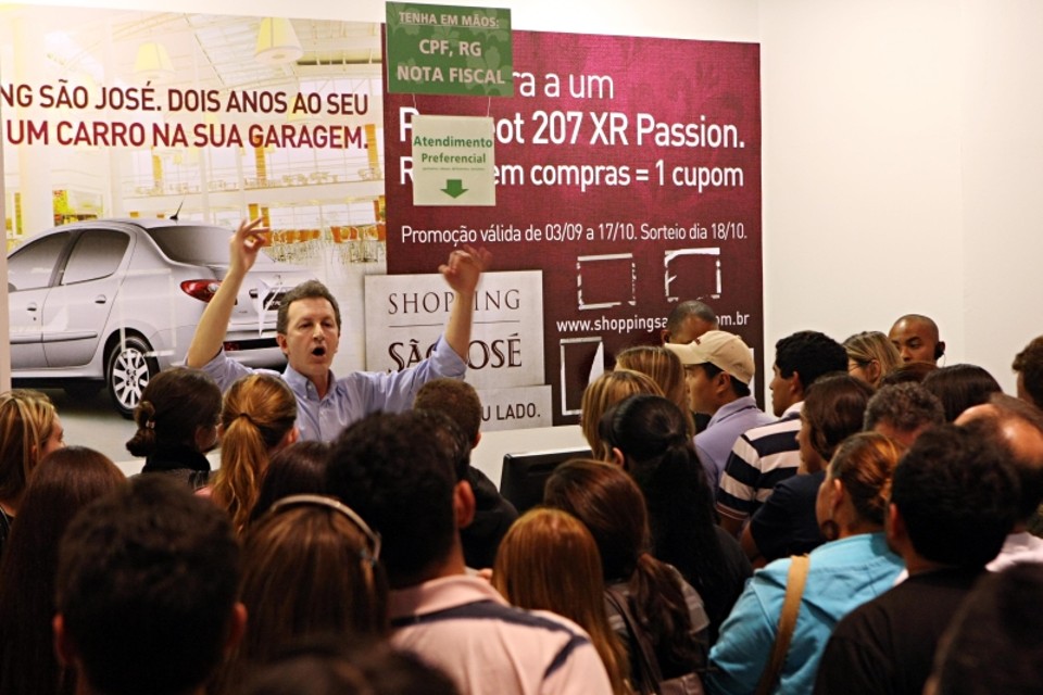 Clientes reclamam e shopping adia sorteio Diante das queixas, Gruber anuncia aos clientes a prorrogação das inscrições | Albari Rosa/Gazeta do Povo