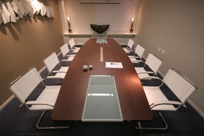 Na sala de reuniões, a decoração conta com a escultura de Marilene Ropelato na parede |