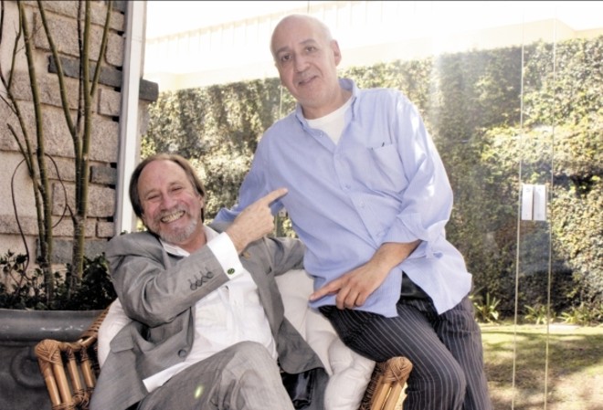 PIONEIROS DA Tevê -Na próxima terça feira, o Museu da Imagem e do Som lança a coleção de DVDs Pioneiros da TV no Paraná, no átrio do Sesc, às 18 h. O projeto tem roteiro de Renato Mazanek e direção de Tiomkim, na foto com o artista plástico e cenógrafo pioneiro da tevê, Juarez Machado, em gravação histórica realizada na Galeria de Arte Simões de Assis |