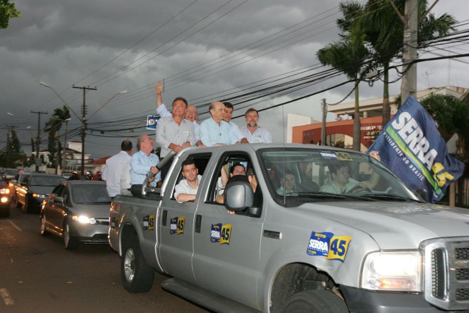 Carreata em Londrina: temporal que caiu na cidade diminuiu tempo dos eventos de campanha de Serra | Gilberto Abelha / Jornal de Londrinma