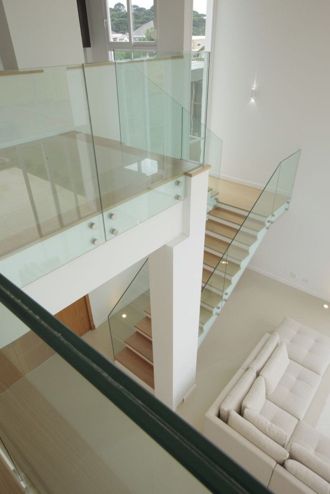 Segurança e visibilidade total com o uso do guarda-corpo em vidro, proposto pela arquiteta Fábia Teixeira | 