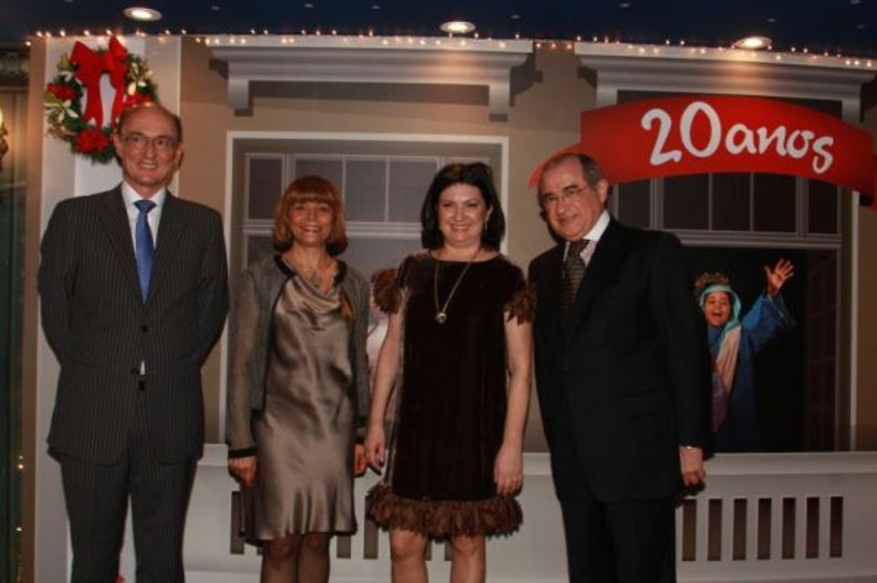 Lista de falecimentos A empresária Maria Christina de Andrade Vieira (acima, à esq.), idealizadora do Natal do Palácio Avenida, foi homenageada nesta sexta-feira pela diretoria do HSBC Brasil pelos 20 anos do evento. A homenagem ocorreu no Christmas Lounge antes da segunda apresentação do espetáculo. Com ela na foto, o presidente do HSBC, Conrado Engel (à esq.), a primeira-dama do banco, Márcia Engel, e o diretor executivo de Relações Institucionais, Hélio Duarte. | Fotos: Mauro Campos