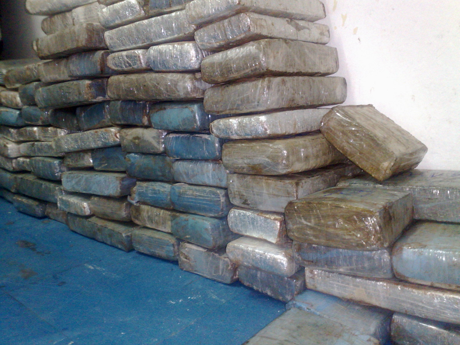 Droga estava escondida na casa de um dos acusados e seria distribuída na CIC | Felippe Aníbal/ Gazeta do Povo