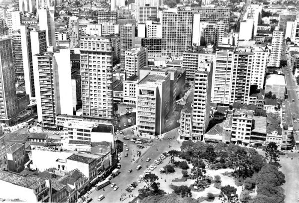Fotografia aérea da Praça Tiradentes em 1970. Há 40 anos a cidade já estava cheia de arranha-céus, entretanto as ruas ainda tinham um tráfego de automóveis bem suportável |