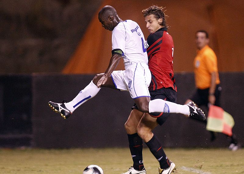 Nascimento mostra vigor em disputa de bola com o atacante Rafael Moura em partida do Paranaense | Rodolfo Bührer / Gazeta do Povo