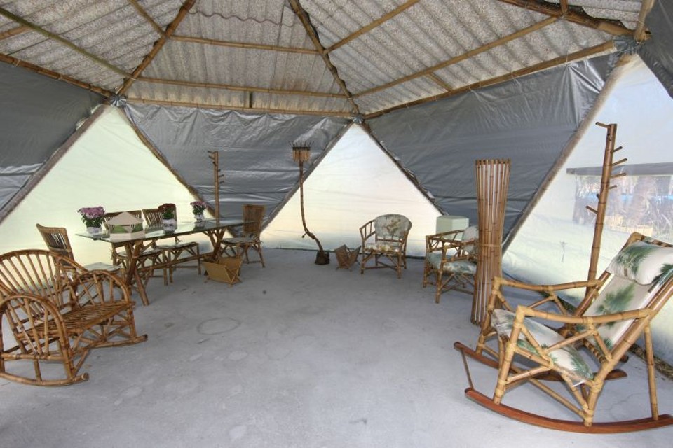 Moradia de bambu instantânea A moradia instantânea, de 30 metros quadrados, foi mobiliada com produtos de bambu, feitos pelo artesão Luís Ninato | Fotos: Aniele Nascimento/Gazeta do Povo