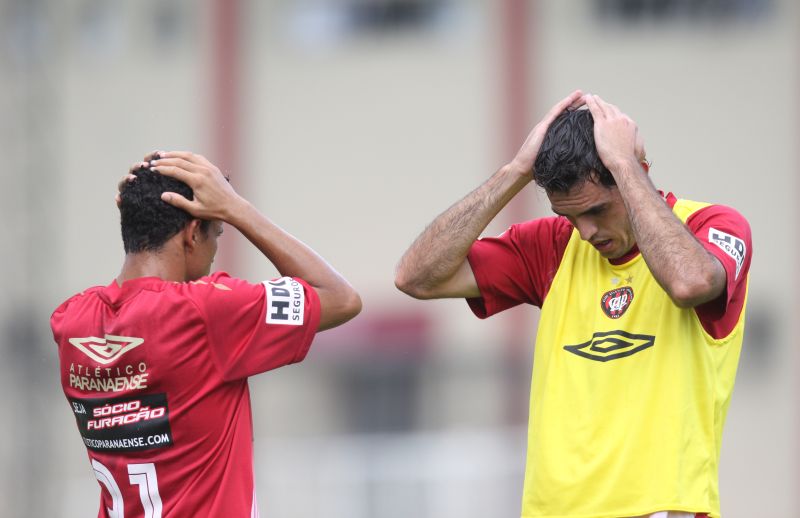 O zagueiro Rhodolfo foi o protagonista do pênalti polêmico a favor do Grêmio: zagueiro ficou revoltado com a marcação da falta | Giuliano Gomes/ Gazeta do Povo