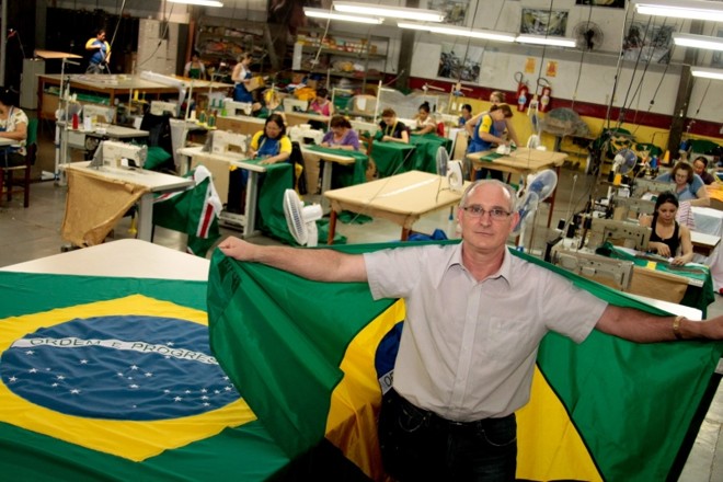 Cada bandeira tem um padrão definido em legislação específica. O Exército pode até fechar a fábrica se fizermos as bandeiras fora dos padrões.
Sérgio Tomasseto, proprietário da Bandvel | César Machado/Vale Press