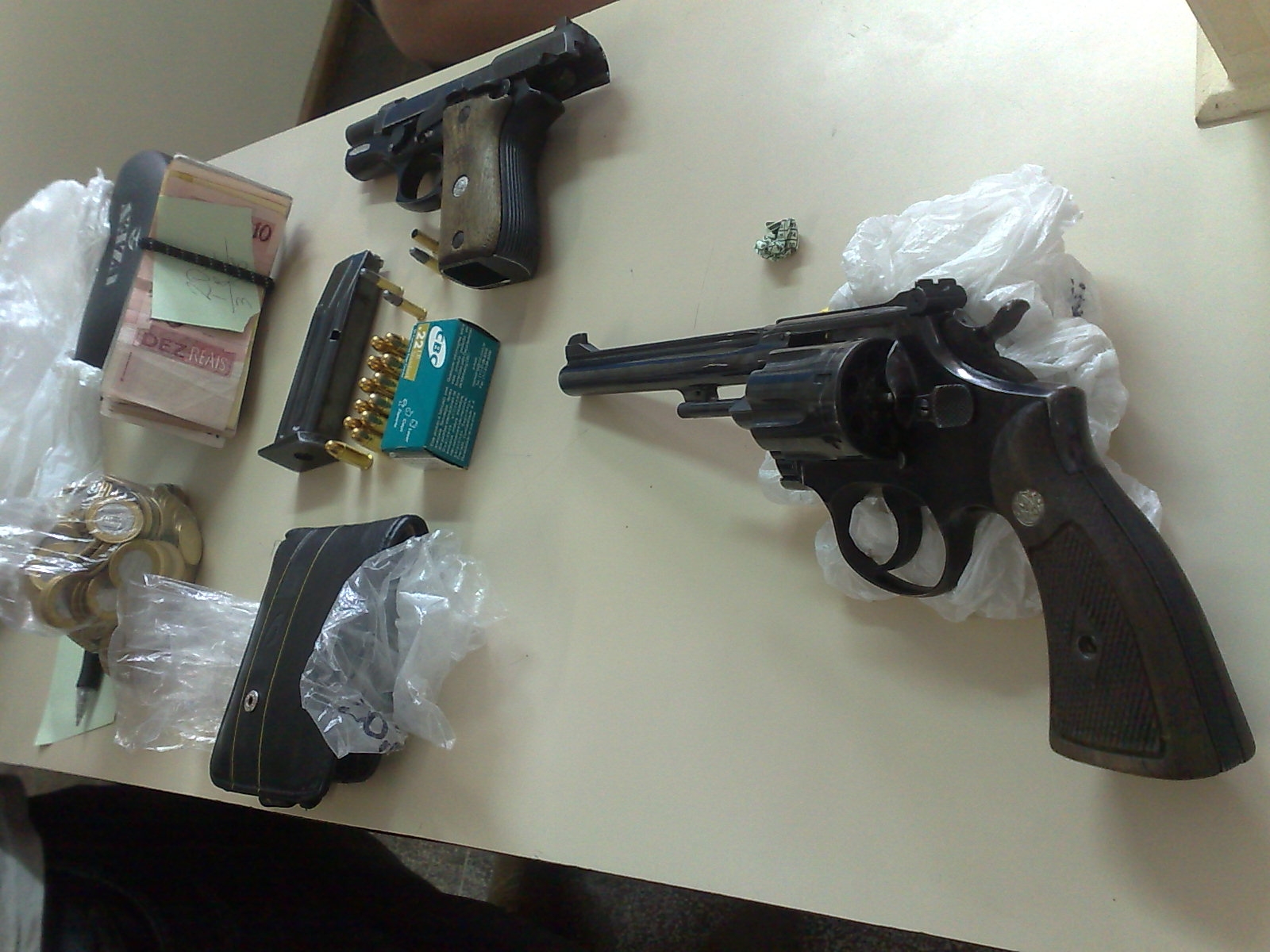 Com o grupo, foram encontrados armas, produtos e mais de R$ 4 mil | Felippe Aníbal/ Gazeta do Povo