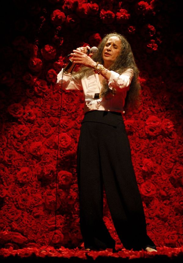 Maria Bethânia canta em cenário de rosas vermelhas, desenhado por Bia Lessa | Divulgação