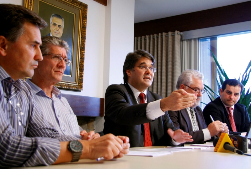 Sebastiani (ao centro): situação torna mais difícil cumprir promessas de campanha | Hugo Harada/ Gazeta do Povo