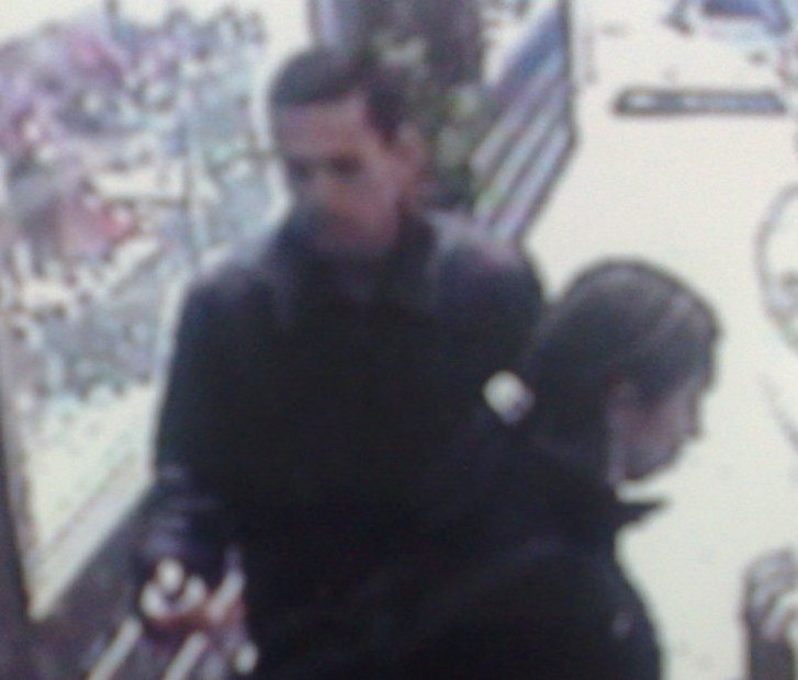 Imagem de câmera de segurança mostra assaltante que roubou joalheria no calçadão da XV | Polícia Civil