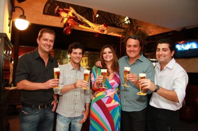Giocondo Villanova Artigas Neto, Gustavo Todeschini de Andrade (ambos à esq.), o casal Elsie e Gustavo Haas e Gustavo Ferroni Ferreira (à dir.), sócios do Comenda Bar & Grill, brindam a abertura da casa, em clima de soft opening, na esquina das ruas Comendador Araújo e Brigadeiro Franco | 