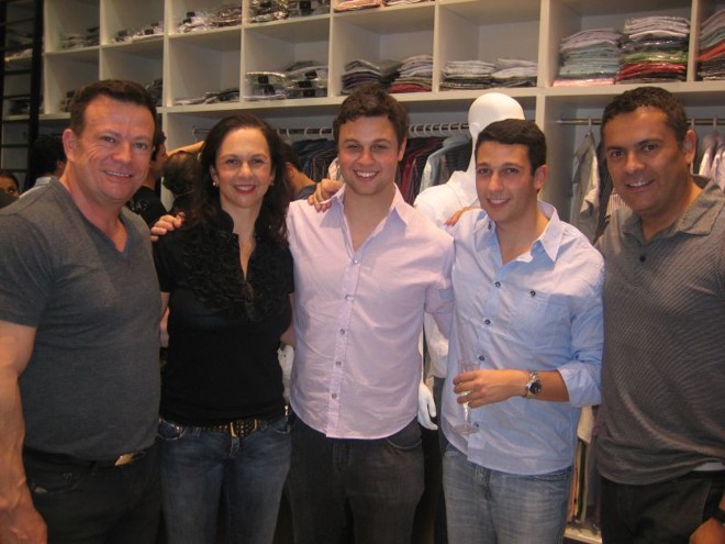 Eliseu Portugal, Mara Bergerson, os irmãos Gustavo e Ricardo Ledermann Bergerson e Eleuthério Netto comemoraram a inauguração da loja de moda masculina Umen, franquia da grife paulista, no shopping Total, na semana que passou. Os dois filhos de Mara Bergerson preparam a abertura de mais uma unidade, que será no Shopping São José | 