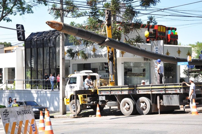Na operação de entrada para o túnel, a tubulação fica suspensa por guindaste | 