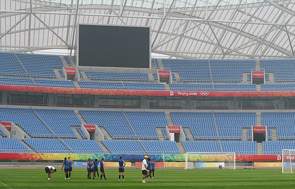 Jovem estava sentado na arquibancada dentro da escola quando foi atingido pelo tiro | Reprodução/RPCTV