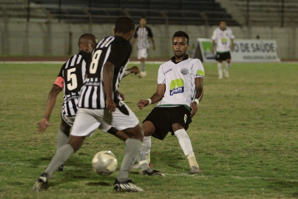 Grêmio de Esportes Maringá (uniforme preto e branco) em jogo na Terceirona do Paranaense deste ano | Ivan Amorin/Gazeta do Povo