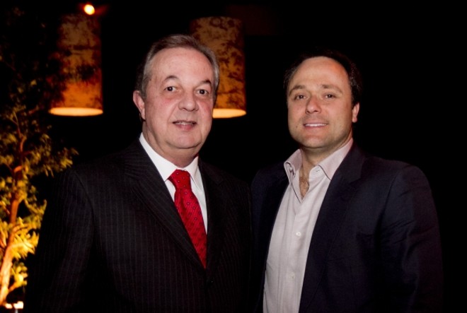 O médico Arthur Leal Neto (à esq.) acaba de assumir o cargo de diretor clínico do Hospital Santa Cruz, onde atua há 34 anos. O presidente do hospital, Alexandre de Oliveira Franco (à dir.), foi quem lhe deu posse | 