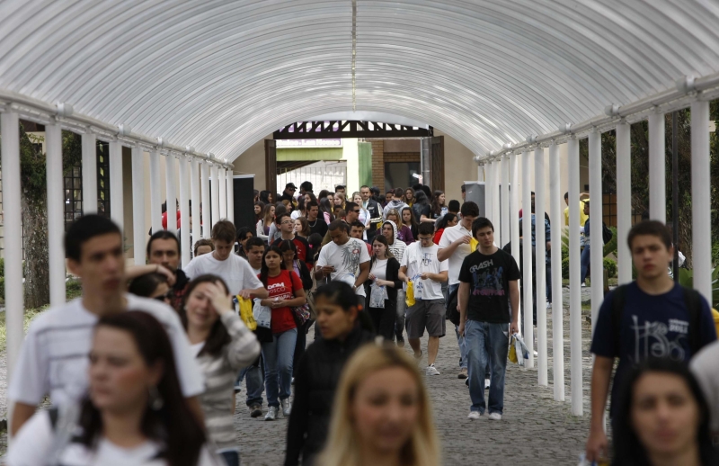 Estudantes chegam para a prova do Enem: criado em 1998, exame não avalia a qualidade do ensino médio | Jonathan Campos/Gazeta do Povo