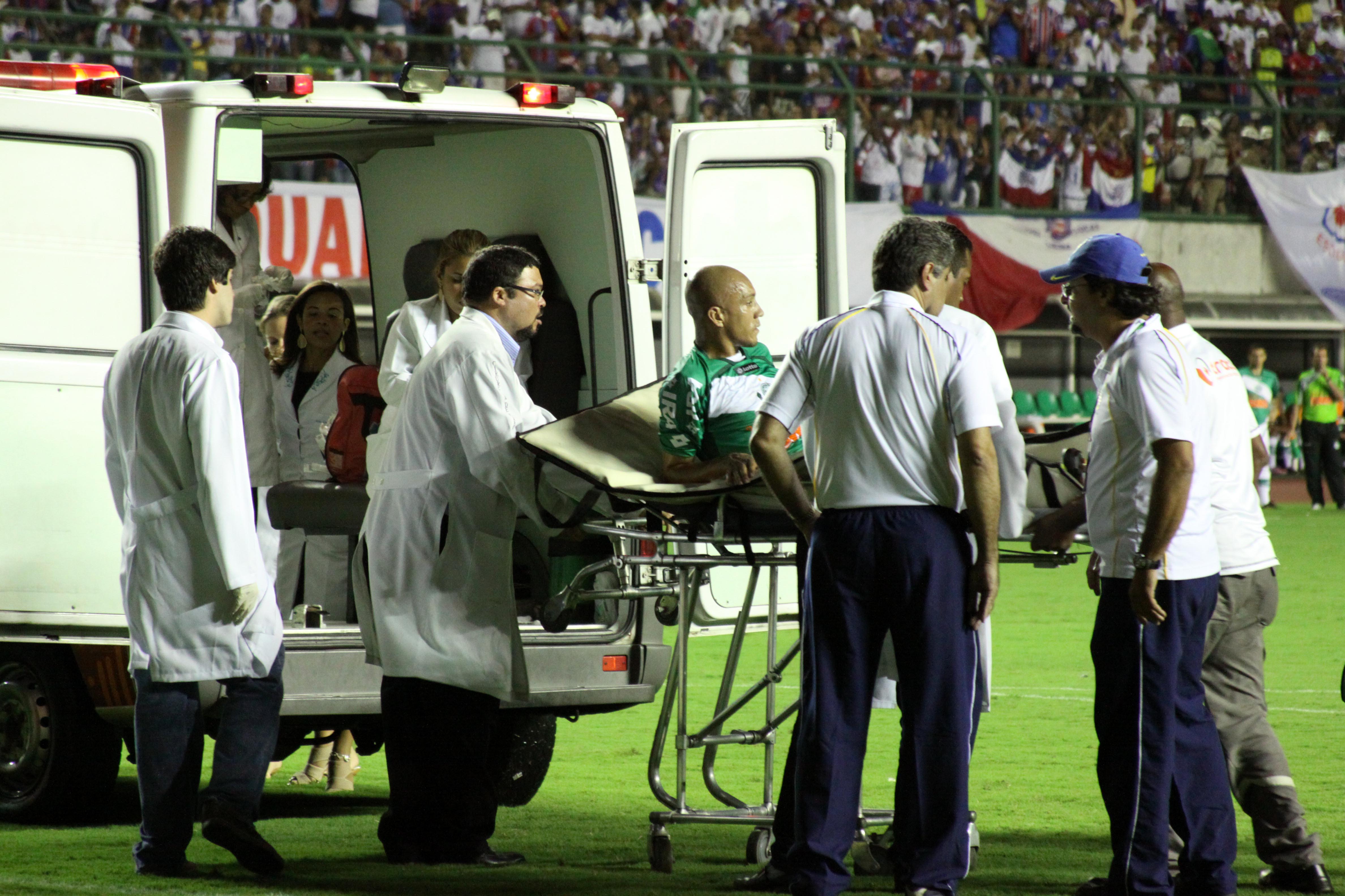 Triguinho é levado de ambulância à clínica de fraturas de Salvador: jogador fraturou a perna esquerda após entrada do goleiro baiano | Edson Ruiz / Folhapress
