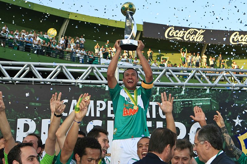 A taça de campeão erguida por Jéci marca o fim de 2010 e o começo de 2011 para o Coritiba | Antonio Costa / Agência de Notícias Gazeta do Povo