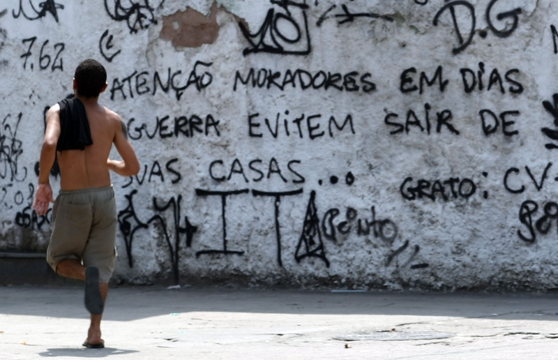 Pichação em muro da Vila Cruzeiro resume a tensão na favela: por enquanto, governo do Rio não pretende instalar unidade da polícia pacificadora no local | Tasso Marcelo / AE