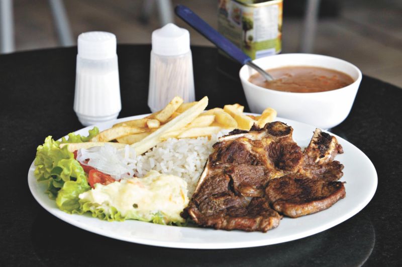 Feijão e carne foram os vilões do aumento do prato feito em outubro | Daniel Castellano/Gazeta do Povo