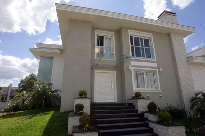 Detalhes de friso e apliques em madeira na porta feita sob medida pelo escritório Lupatini, Lima, Ramos | Hedeson Alves/ Gazeta do Povo