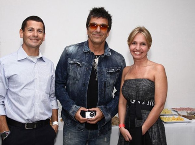 O diretor executivo da Cyrela Brazil Realty no Paraná, Marlus Doria, e sua mulher, a advogada Rogéria Dotti, com Evandro Mesquita, vocalista da banda Blitz, que veio animar a convenção de vendas da incorporadora. No evento, realizado na última quinta-feira, no Buffet do Batel, foi apresentado o residencial Le Jardin |