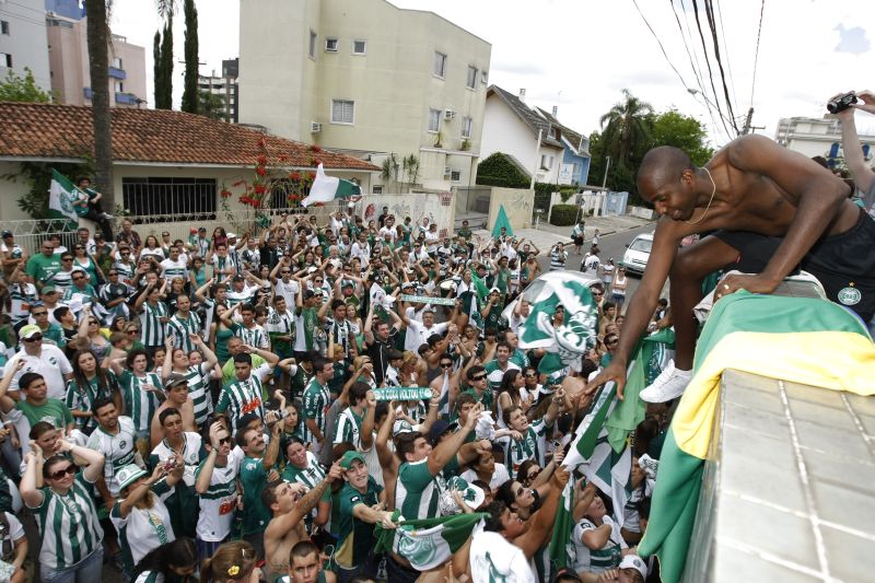 O goleiro Édson Bastos recebe bandeiras de torcedores para autografar. Presente nos dois títulos da Série B, o arqueiro coxa-branca traduziu o sentimento em uma palavra: alívio | Marcelo Elias/Gazeta do Povo