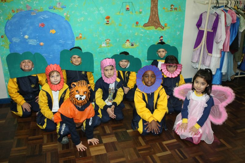 Alunos do ensino fundamental da Escola Atuação: ensaios são feitos o ano todo durante as aulas de teatro | Aniele Nascimento/Gazeta do Povo