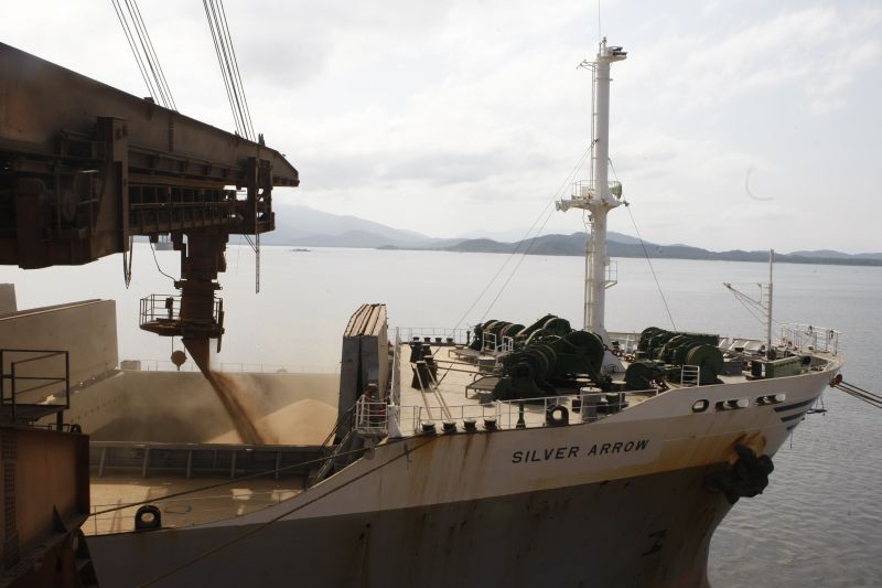 Embarque de soja no Porto de Paranaguá: assim que a safra termina, o Paraná começa a ter déficit na balança comercial | Aniele Nascimento/Gazeta do Povo
