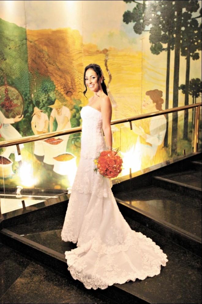 A atriz e comediante curitibana Dig Dutra, que interpreta a personagem Maria Abadia no humorístico Zorra Total, veio a Curitiba nesta semana por um motivo especial: casar com o também curitibano Jean Demetrius, produtor cultural. Dig usou um vestido criado pelo estilista Julyo Cesar, seu amigo, e passou a noite de núpcias na suíte diplomata do Hotel Bourbon | Neo Produções