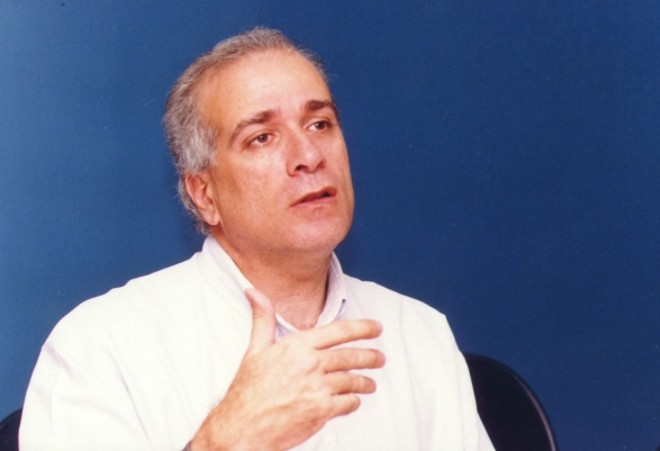 Celso Daniel -O primeiro julgamento do caso Celso Daniel (foto), prefeito de Santo André pelo PT executado a tiros em 2002, expõe teses distintas acerca do crime. Para o Ministério Público, o assaltante Marcos Roberto Bispo dos Santos fazia parte de uma organização contratada por corruptos para eliminar Celso Daniel. Para a polícia, Bispo é 