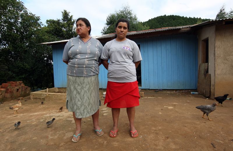 Jermina e Vanilda Leal: mãe e filha moram em casas de madeira e chão batido, dizem nunca ter aberto conta bancária no HSBC e nunca ter trabalhado na Assembleia. Mas o Legislativo depositou salários milionários para elas | Albari Rosa/ Gazeta do Povo