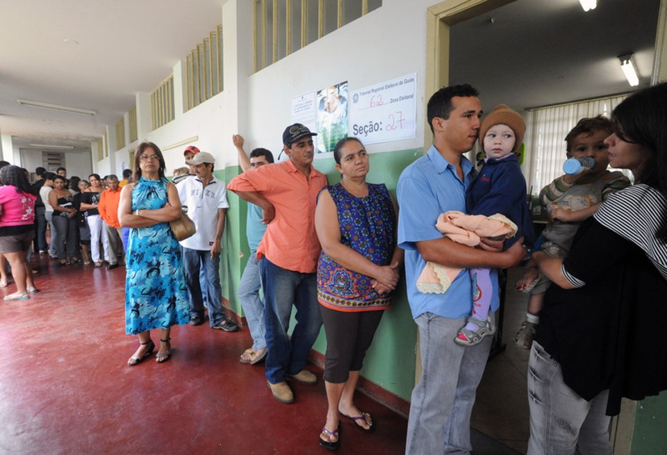 Em 3 de outubro, eleitores de Hidrolândia (GO) esperam em fila para votar | Agência Brasil
