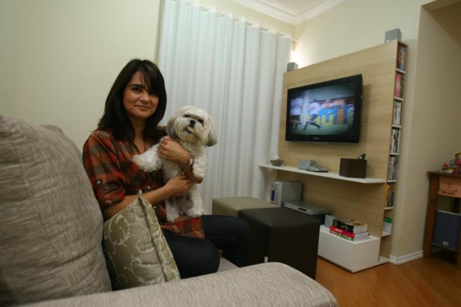 Adaptações no projeto da arquiteta e recuperação de móveis antigos viabilizaram a decoração do apartamento de Andréa Penteado por um custo mais baixo |